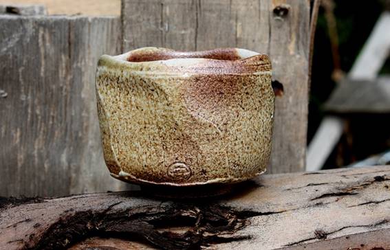 Imagen que contiene exterior, edificio, hecho de madera, tabla

Descripcin generada automticamente